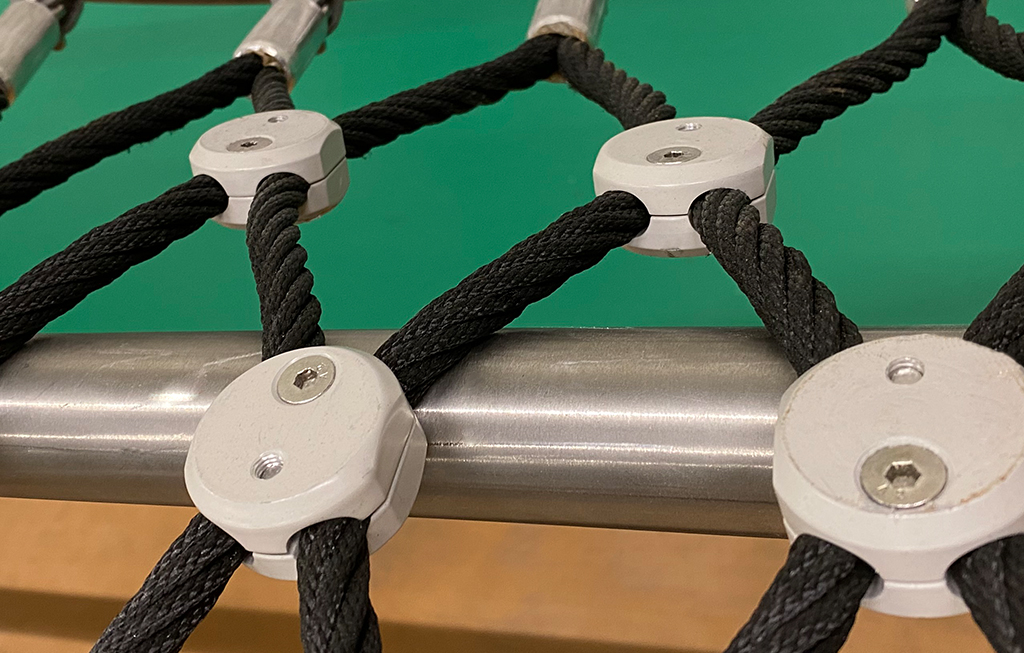 Die Verbindungsteile der Kletternetze