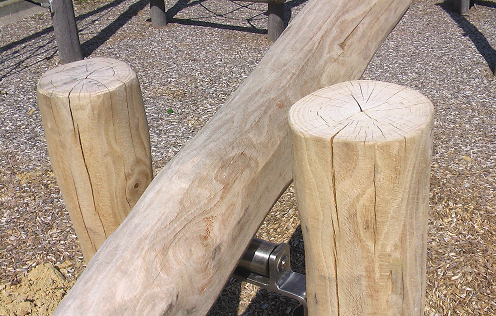 Die Standpfosten und der Wippbalken