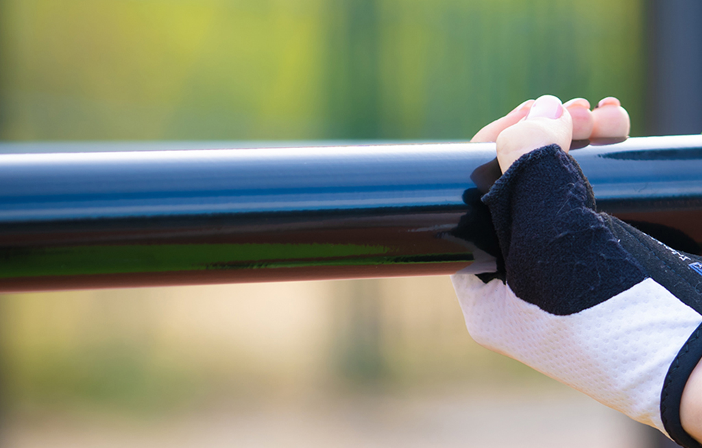 Die Stangen für die Parallelbarren und Klimmzugstangen