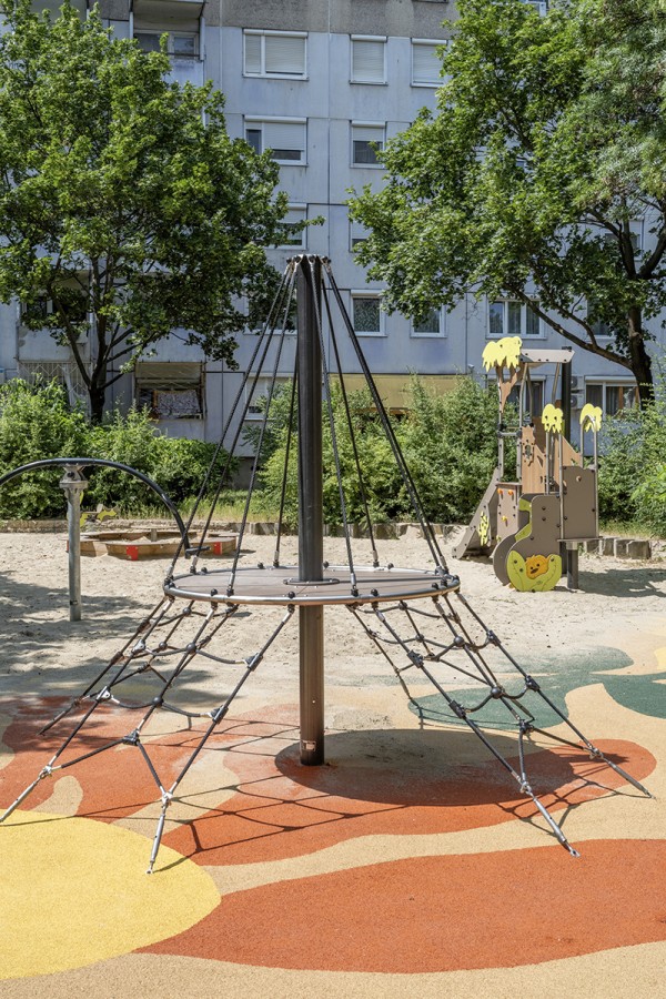 Kleine Netz-Pyramide J4815 spielgeräte kletter- und balancierspielgeräte kletterspielgeräte bild foto