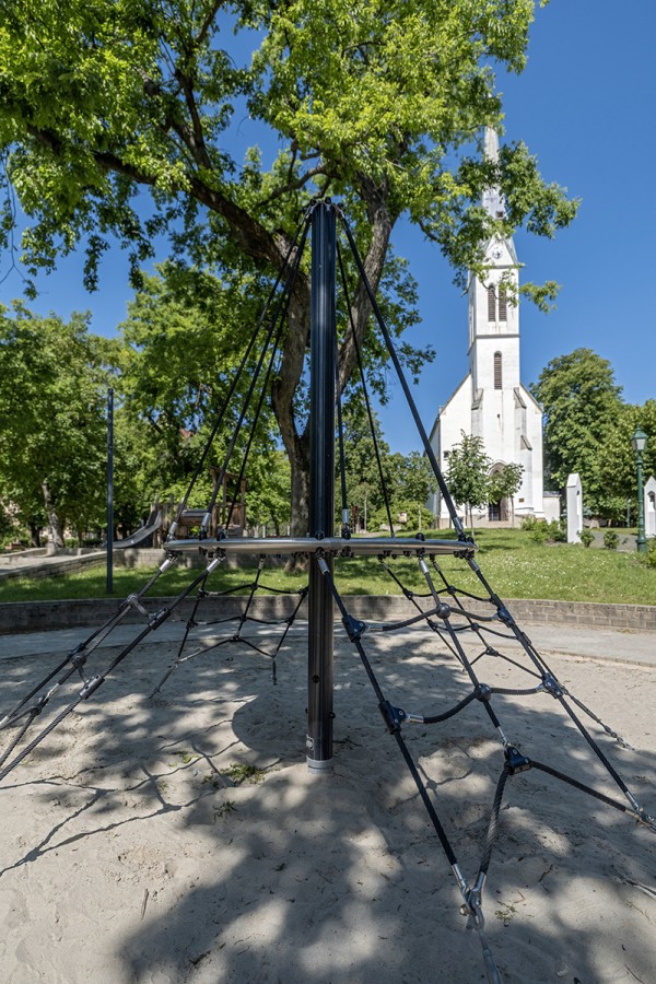 Kleine Netz-Pyramide J4815 spielgeräte kletter- und balancierspielgeräte kletterspielgeräte bild foto