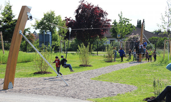 Hangseilbahn für flaches Terrain J511 spielgeräte bewegungsspielgeräte seilbahnen bild foto