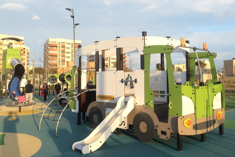 Almería, Spanien, erhält die  „Goldene Schaukel (El Columpio de Oro)“ für ihren Spielplatz zum Thema Recycling