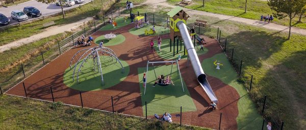 Ein Spielplatz mit dem Thema Natur in Lattes