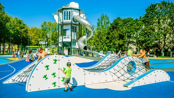 Spielplatz zum Thema Flughafen in Riga, Lettland