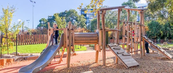 Nachhaltiger Naturholzpielplatz