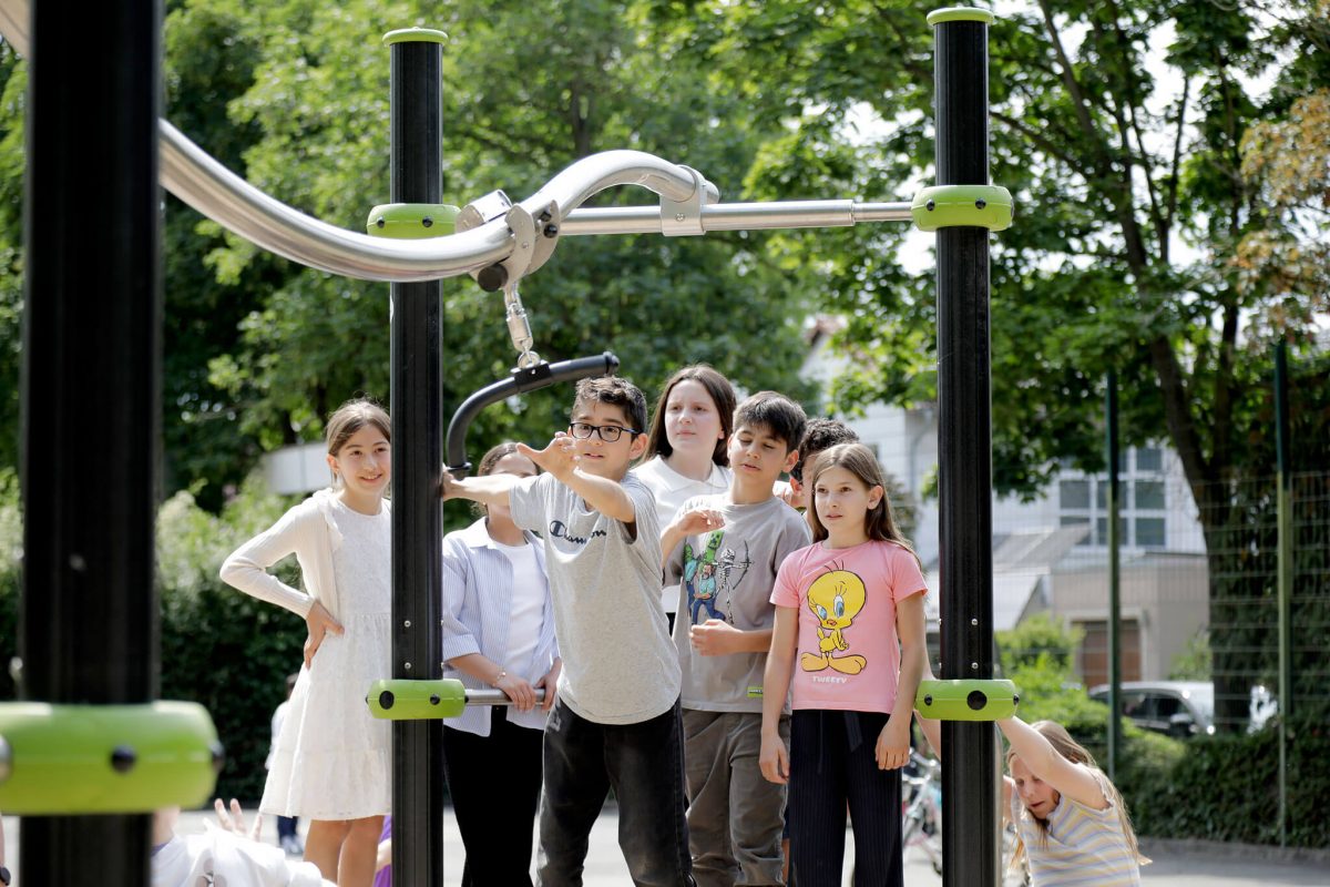Gruppe von Kindern wartet an einer Proludic-Seilbahn, während ein Junge sich zum Start bereitmacht