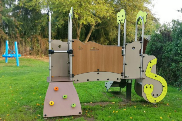 Buntes Spielgerät für Kleinkinder mit Kletterwand, Rutsche und Lern-Elementen in Form einer Schlange auf einer Grünfläche.