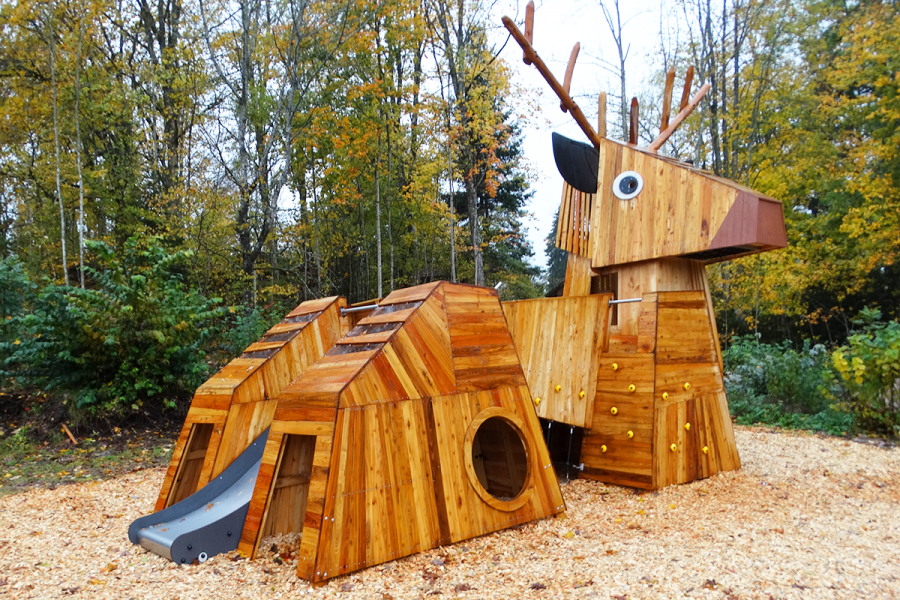 Hirsch-Spielgerät, Häusern