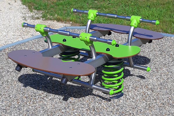 Vierfache Federwippe mit Doppelplattform aus Metall und beschichtetem Holz auf Kiesfläche, geeignet für bis zu vier Kinder.