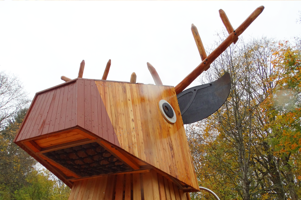 Nahaufnahme des hölzernen Hirsch-Spielgeräts mit deutlich sichtbarem Kopf, Geweih und Ohr