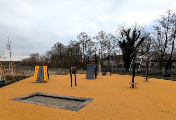 Übersicht über den Ninja-Parcours mit Sprunggrube, Kletterrampe, Stoppuhr, Parcourswand und Hangelbogen in Pleidelsheim