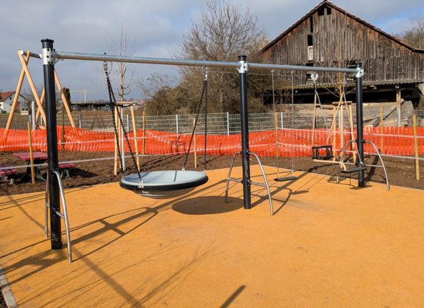 Barrierefreie Schaukelkombination mit Nestschaukel, Kinderschaukel und Kleinkindschaukel auf Fallschutzboden in Pleidelsheim