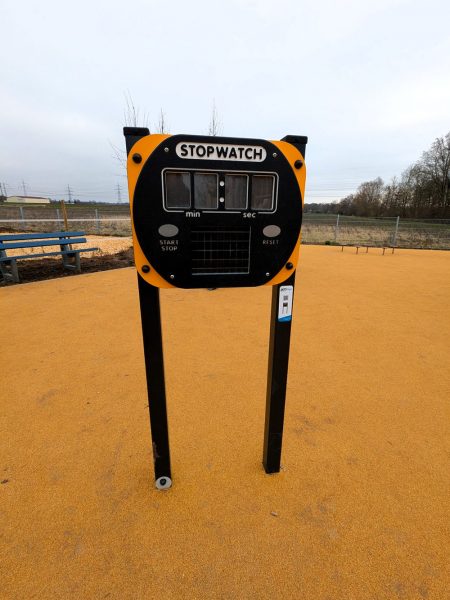 Nahaufnahme einer fest installierten Stoppuhr auf gelbem Fallschutzboden