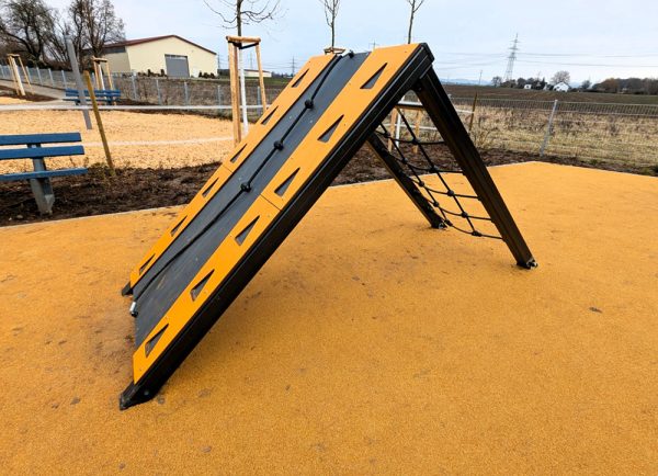 Rampe mit Kletterseil und Kletternetz auf Fallschutzboden im Bewegungspark Pleidelsheim