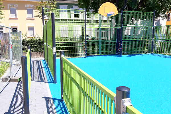 Zugang zur barrierearmen Multisportanlage mit blauem Kunststoffbelag und Basketballkorb an der Theodor-Heuss-Realschule in Lörrach