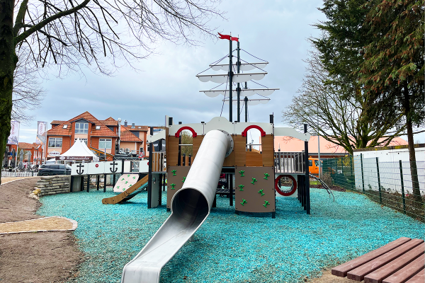 Inklusiver Spielplatz in Weyhe mit großer Rutsche am Spielschiff, Kletterwänden und barrierefreiem Zugang.