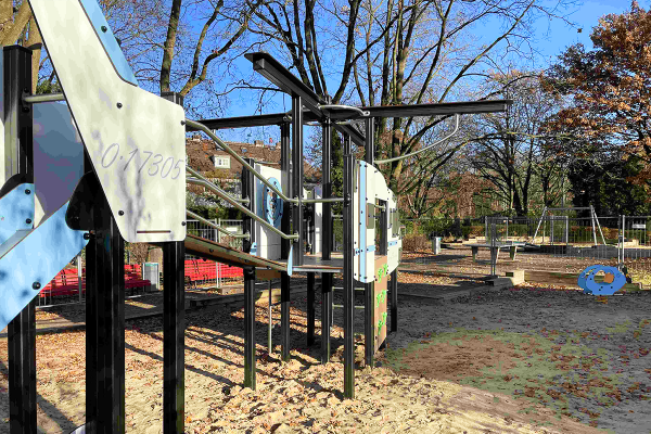 Detailansicht des Spielgeräts „Spirit of Steinstücken“ mit sichtbarer Heckkennung „0-17305“ auf einem Spielplatz in Berlin-Steinstücken