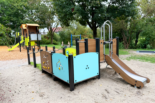 Niedriges inklusives Spielgerät mit Rutsche, taktilen Spielwänden und Zugang für Kleinkinder und mobilitätseingeschränkte Kinder