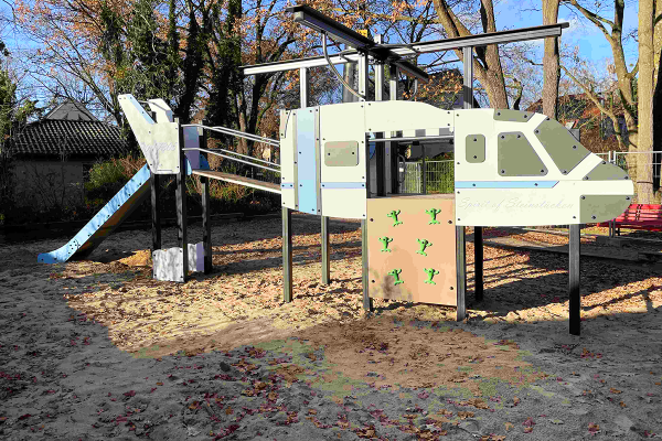 Seitliche Gesamtansicht des Hubschrauber-Spielgeräts „Spirit of Steinstücken“ mit Rutsche und Kletterwand auf einem Berliner Spielplatz