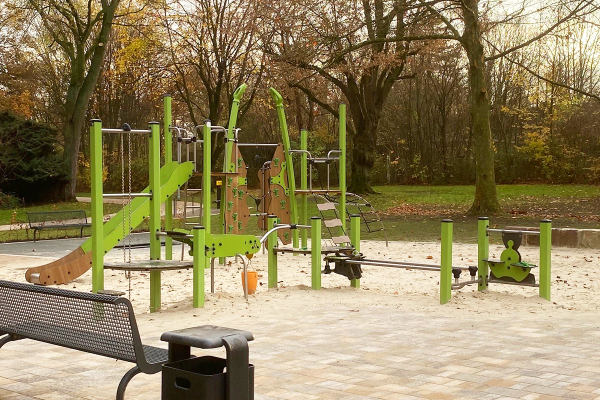 Multifunktionale Spielanlage aus der Kanopé-Serie mit Kletterelementen, Rutsche und Sandspielbereich im Stutenteichpark Waltrop