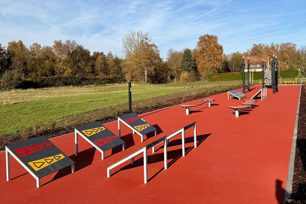 Fünfsprung-Element im Ninja-Parcours Menden mit farblich markierten Absprungflächen auf rotem, barrierefreiem Kunststoffbelag