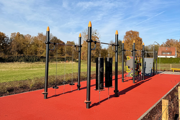 Hangel- und Kletterelemente im Ninja-Parcours Menden mit Pendel- und Griffmodulen auf rotem, barrierefreiem Kunststoffbelag