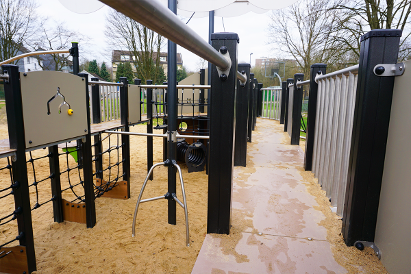 Detailansicht des Spielschiffs mit Kletternetzen, Balancierstangen und Podesten auf einem Sandspielplatz