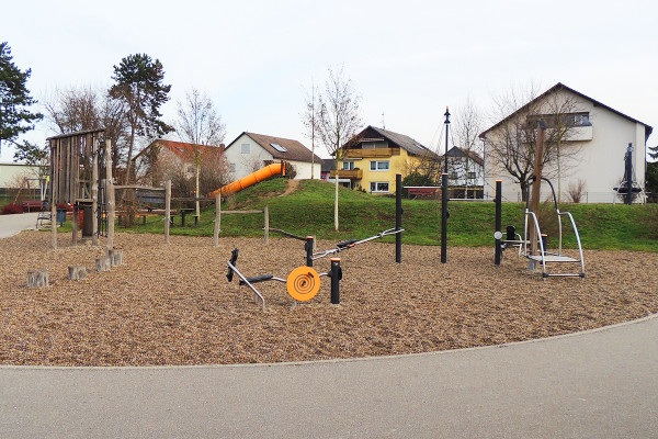 Outdoor-Fitnessgeräte der ACTI’Fit-Serie im Generationenpark Philippsburg, eingebettet in eine multifunktionale Bewegungslandschaft.