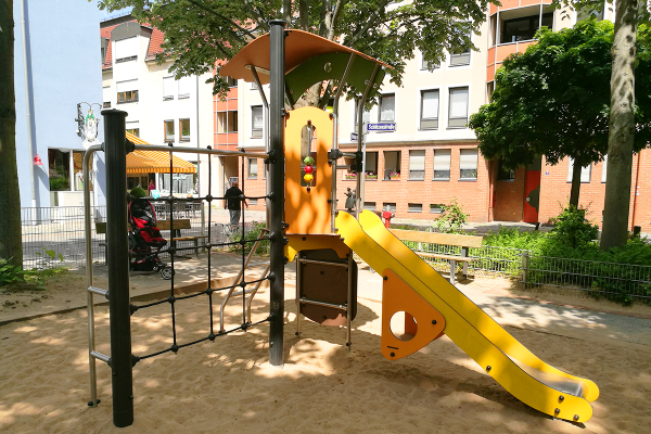 Diabolo-Multispielgerät J3866 mit gelber Rutsche, Kletternetz und Spielhaus auf einem Sandspielplatz in der Schützenstraße in Nürnberg.