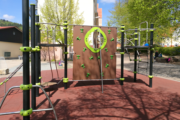 Detailansicht der Ixo Multiplay-Spielkombination J2531-M mit Kletterwand und Balancierelementen auf dem Schulhof der Grundschule Friedrich Schiller in Zella-Mehlis