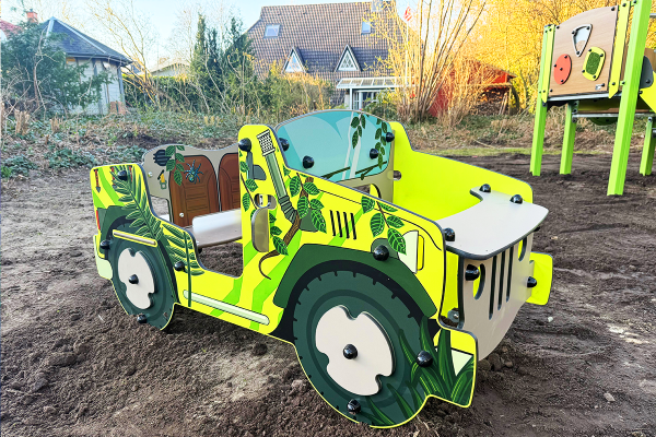 Jeep-Spielgerät im Amazonas-Design auf dem Spielplatz Dürerstraße in Weyhe für kreatives Rollenspiel und gemeinsames Spielen