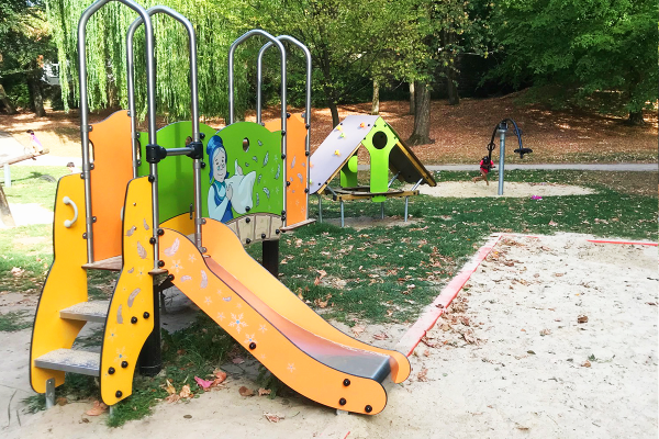 Individuell gestaltete Diabolo-Kombinationsspielanlage mit Rutsche und Kletterelementen im Frau-Holle-Park in Hessisch Lichtenau