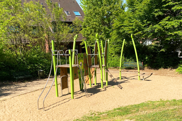 Kanopé-Spielanlage auf Spielplatz im Wohngebiet Neuss-Erfttal mit Kletter- und Rutschelementen