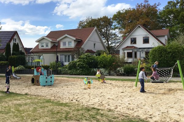 Sandspielbereich auf dem Spielplatz Waldfrieden in Herford mit Federspielgeräten und Kleinkinder-Nestschaukel