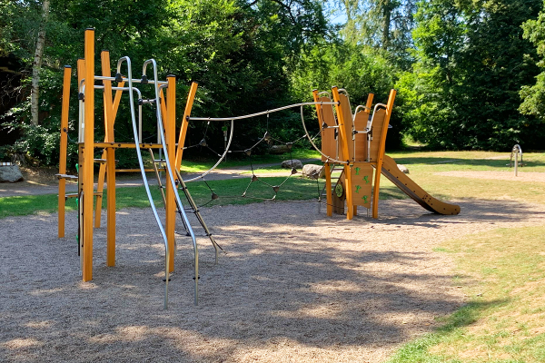Kanopé-Spielanlage aus Holz mit Kletternetz, Edelstahlrutsche und Balancierelementen auf Spielplatz Westertal in Bad Sachsa