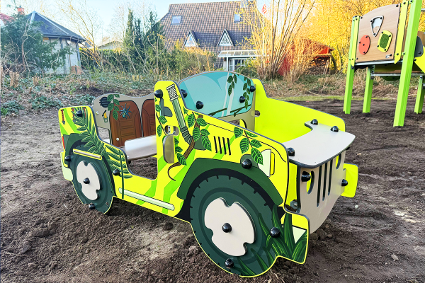 Thematisches Jeep-Spielgerät im Amazonas-Design auf dem Spielplatz Dürerstraße in Weyhe