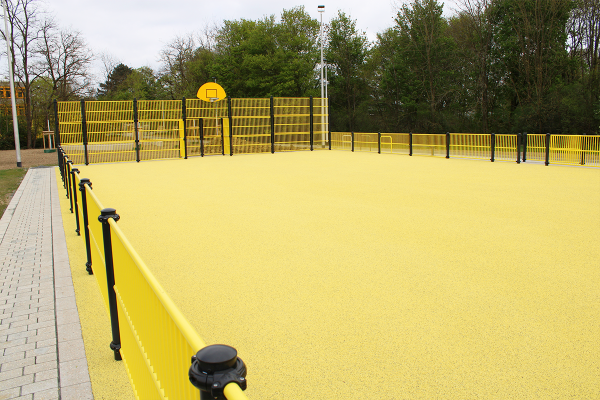 Gelbe Multisportanlage mit Basketballkorb und barrierefreiem Zugang im Sportpark Wurmaue Schwalmtal