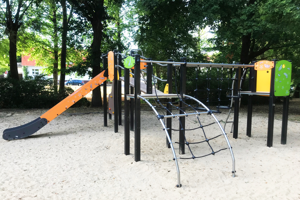 Diabolo-Kletter- und Rutschkombination mit Netz, Brücke und individuell gestalteten Paneelen im Frau-Holle-Park in Hessisch Lichtenau