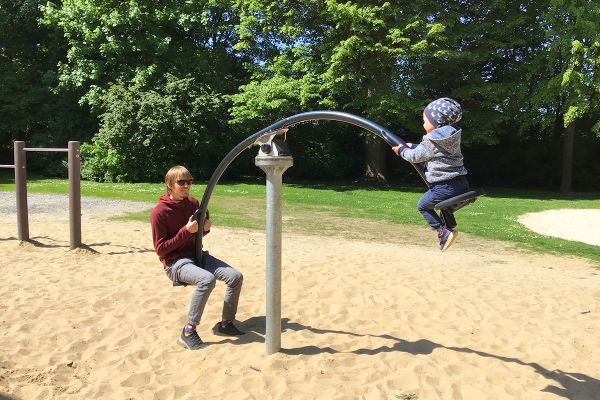Kinder nutzen das Hip-Hop Rotationsspielgerät gemeinsam auf dem Spielplatz Maiwiese in Herford.
