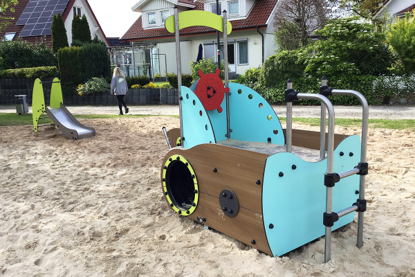 Spielgerät Calypso im Sandbereich des Spielplatzes Waldfrieden in Herford mit Kletter- und Spielelementen für Kleinkinder