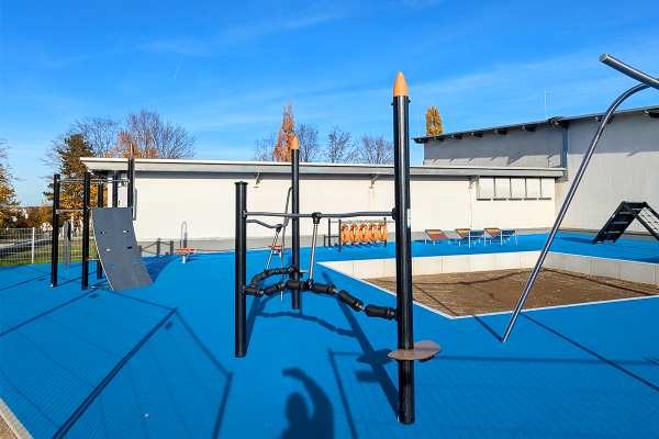 ACTI´Ninja Parcours mit Seil- und Balancierelementen auf blauem EPDM Fallschutzboden an der Staufer-Gemeinschaftsschule Waiblingen