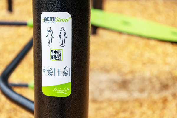 QR-Code-Sticker an ACTI´Street Calisthenics-Anlage mit Trainingshinweisen und App-Zugang für inklusive Nutzung