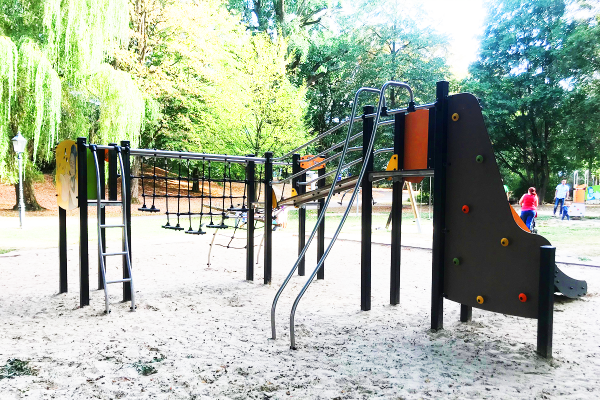 Rückansicht der Diabolo-Kombinationsspielanlage mit Kletterwand, Leiter, Netzelementen und Brücken im Frau-Holle-Park in Hessisch Lichtenau