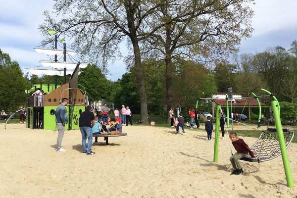 Spielplatz Waldfrieden in Herford mit Spielschiff Neptun, Nestschaukel und vielfältigen Bewegungsangeboten im Sandbereich
