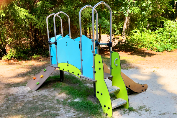 Diabolo-Spielanlage mit Rutsche, Podesten und Kletterelementen auf dem Spielplatz Westertal in Bad Sachsa