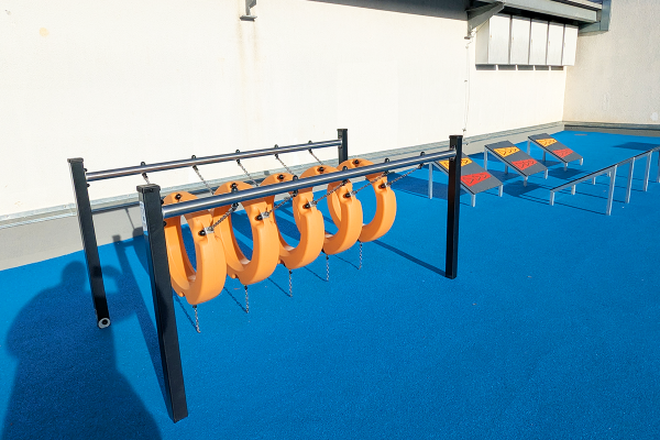 Reifenparcours und Sprungbretter im ACTI´Ninja Parcours mit EPDM Fallschutzboden an der Staufer-Gemeinschaftsschule Waiblingen