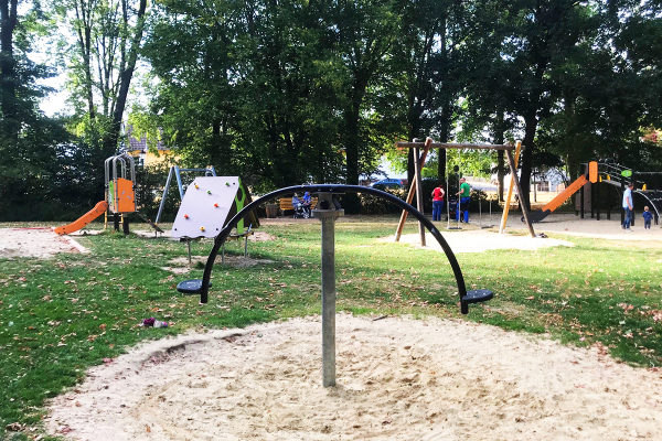 Drehwippe „HipHop“ als frei zugängliches Spielgerät auf dem Spielplatz im Frau-Holle-Park in Hessisch Lichtenau