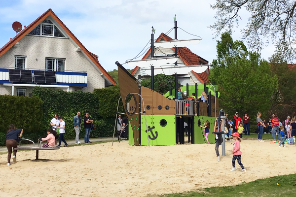 Belebter Spielplatz Waldfrieden in Herford mit Spielschiff Neptun und vielfältigen Spiel- und Bewegungsangeboten im Sandbereich