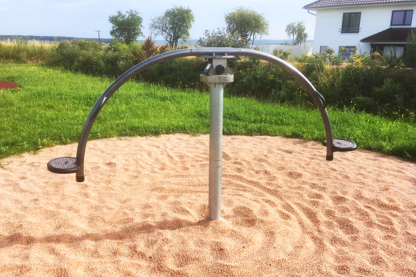 Drehwippe HipHop mit Sandfallschutz auf dem Spielplatz Eisenach-Hötzelsroda, geeignet für gemeinsames und inklusives Spielen.